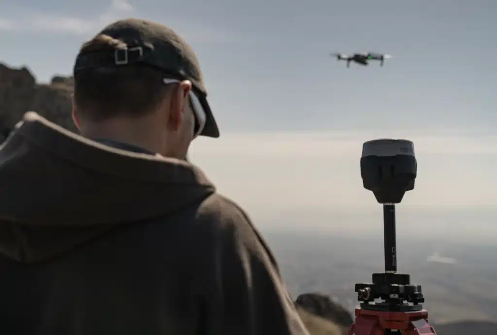 Base GPS EMLID qui envoie des corrections à un drone.