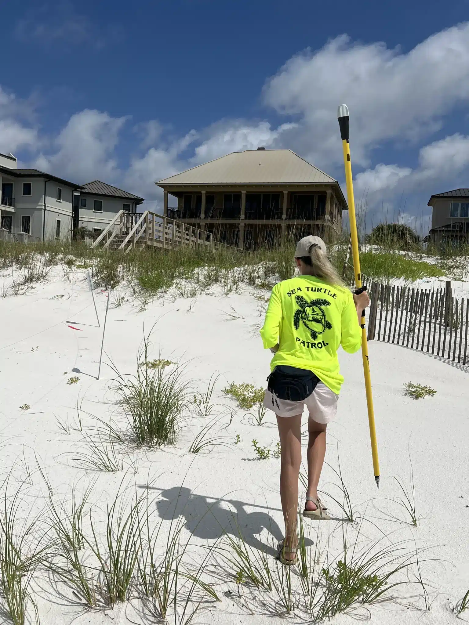 Kindall Butler surveillant un nid de tortue marine le long du littoral