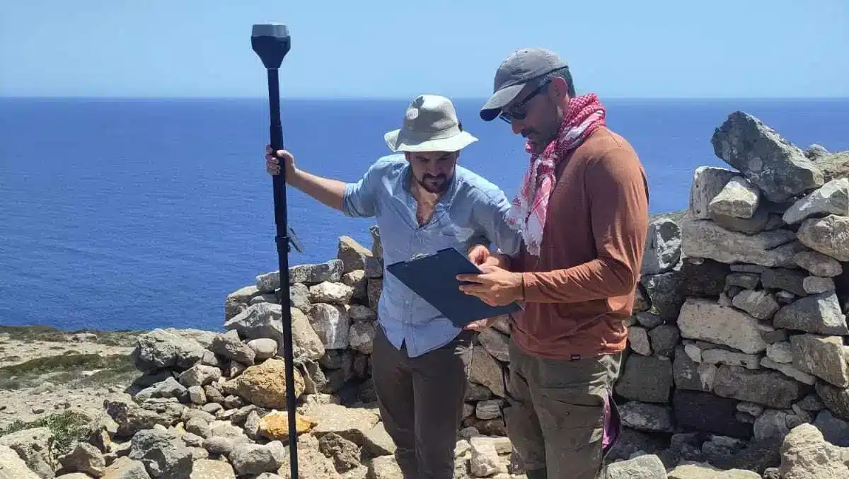 Evan Levine et son équipe utilisant le Reach RS3 sur l’île d’Anafi, en Grèce