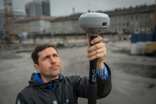 Relevé topographique sur le terrain avec le GPS RTK Reach RS4 Pro, solution GNSS haute précision pour la cartographie et la géolocalisation.