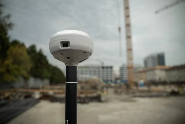 Un Reach RS4 Pro sur un chantier en train de prendre des points à distance avec sa caméra réalité augmentée