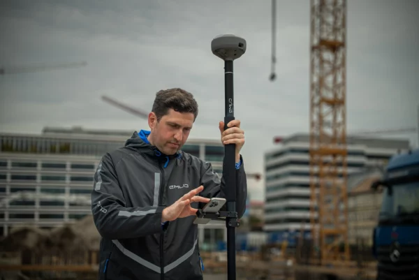 Un ingénieur en train de faire un relevé de points en distanciel grace à la caméra du Reach RS4 Pro