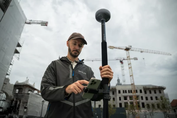 Relevé topographique sur le terrain avec le GPS RTK Reach RS4, solution GNSS haute précision pour la cartographie et la géolocalisation.