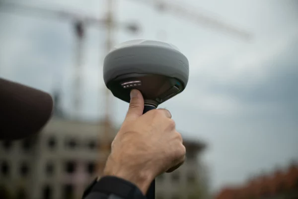 Un ingénieur démarre le Reach RS4 sur un site de construction