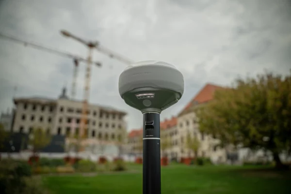 Prise de points centimétriques sur un site de construction avec le Reach RS4